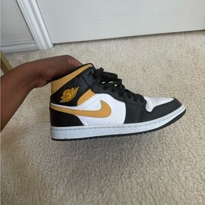 Jordan 1 Mid
White Pollen Black